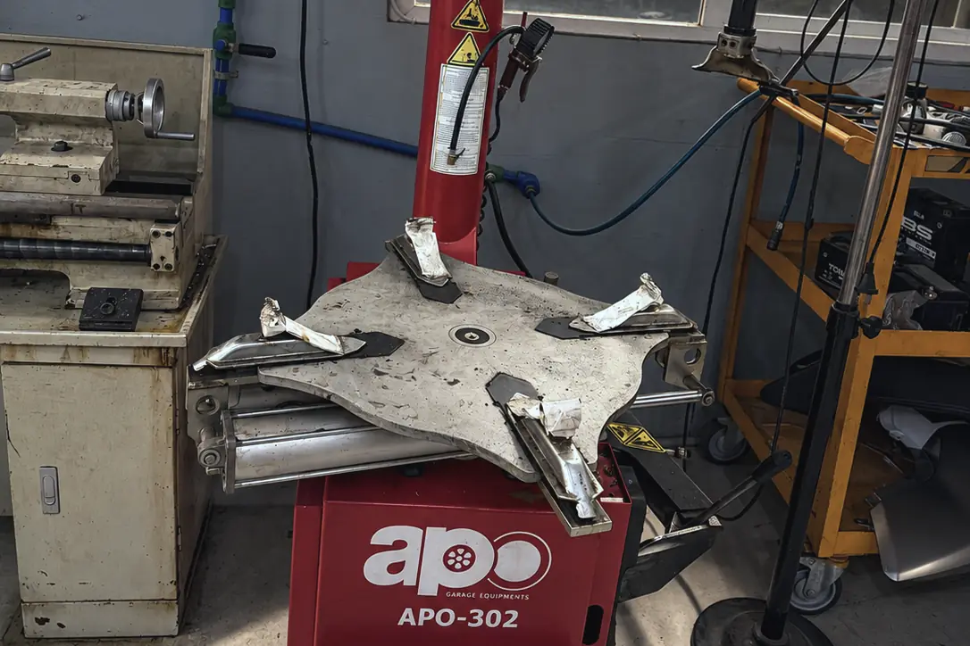Desarmadora de cubiertas APO-302 en la gomería del taller.